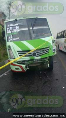 Choque entre camión y auto en Morelia deja dos muertos y un herido