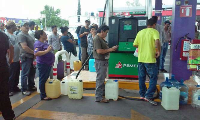 Empleados reportan presunto desabasto de combustible  