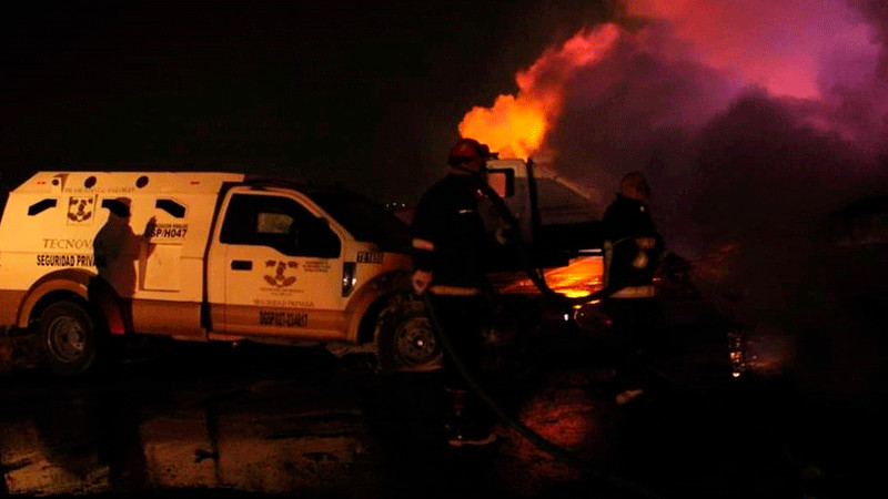Incendio sobre autopista México-Pachuca por choque entre tractocamión y camioneta de valores