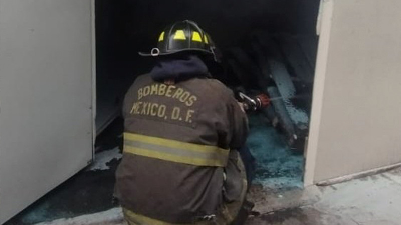 Se registra incendio en bodega del IMSS en CDMX; fuego consume medicamentos controlados  