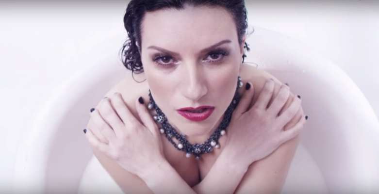 Tremendo video de Laura Pausini aparece "desnuda" para nuevo video musical 
