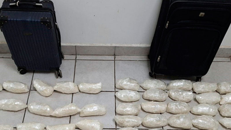 Detienen a pasajero de autobús que viajaba con 2 maletas con droga sintética, en Coahuila 