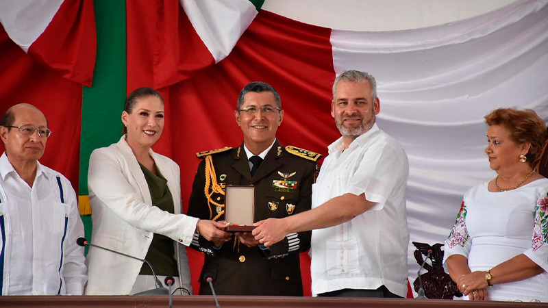 Entrega Congreso de Michoacán Presea “Constitución de 1814” al Heroico Colegio Militar