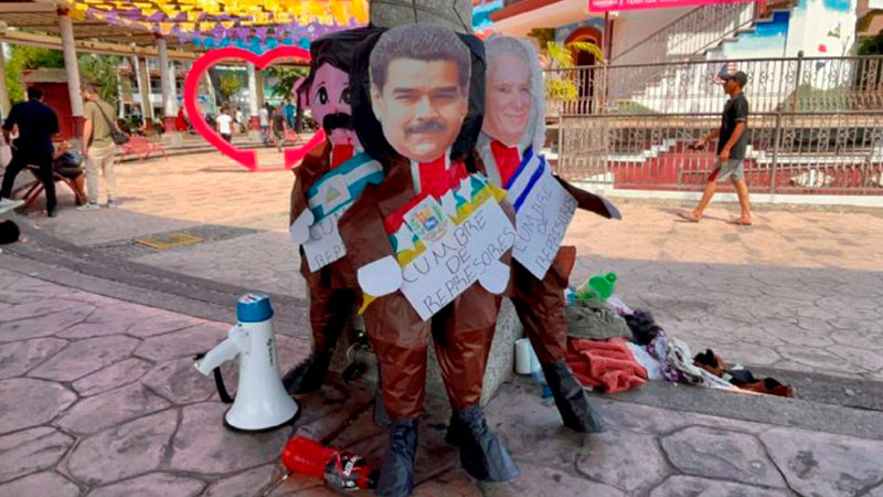 En Chiapas, migrantes queman piñatas con las figuras de los presidentes de Centroamérica  