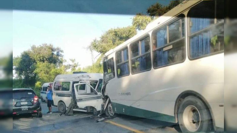 En accidente muere chofer de transporte público en LC, Michoacán 