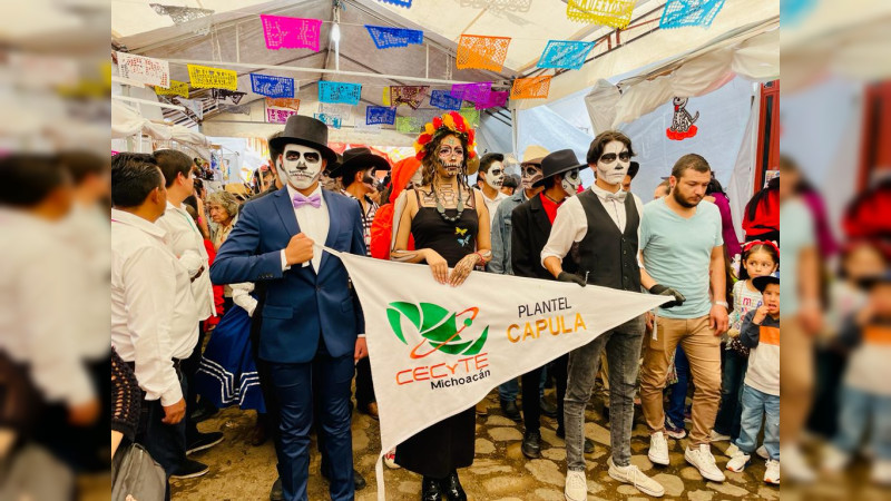 Estudiantes del Cecytem Capula participan en el desfile de la Feria Nacional, Artesanal y Cultural de la Catrina