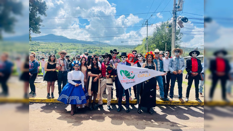 Estudiantes del Cecytem Capula participan en el desfile de la Feria Nacional, Artesanal y Cultural de la Catrina
