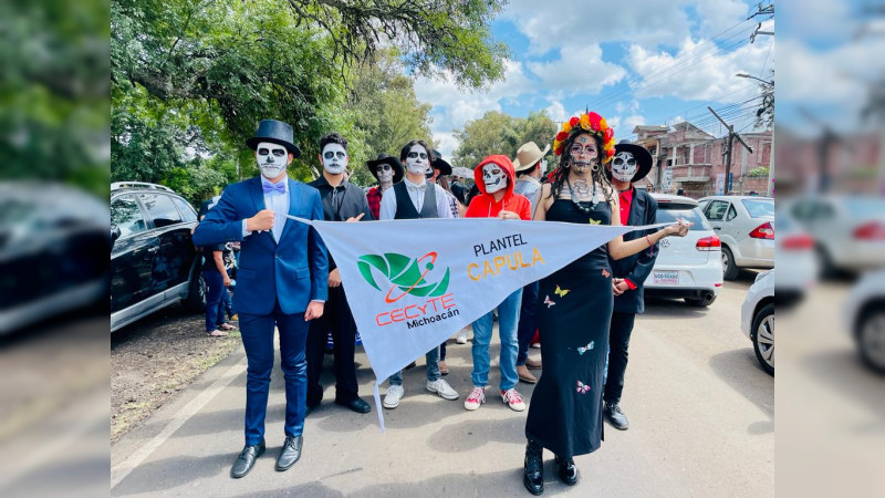 Estudiantes del Cecytem Capula participan en el desfile de la Feria Nacional, Artesanal y Cultural de la Catrina