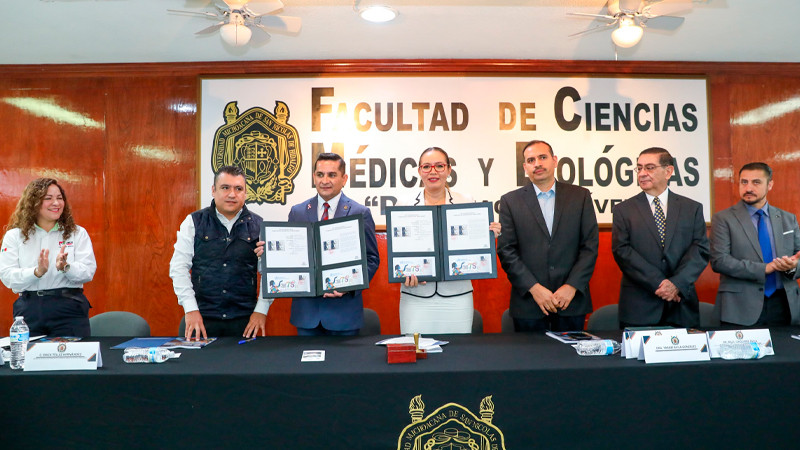 Médicos, en tiempos aciagos han mostrado su amor por la bata blanca: UMSNH 