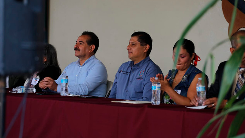 Nacho Campos entrega módulo de sanitarios en primaria Francisco Villa en Uruapan