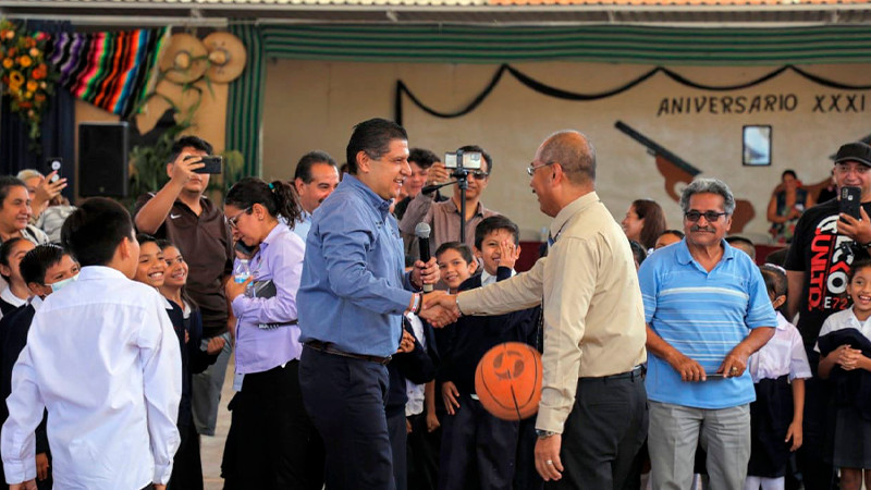 Nacho Campos entrega módulo de sanitarios en primaria Francisco Villa en Uruapan
