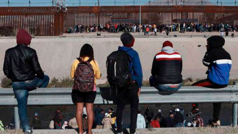 Se enfrentan migrantes con autoridades de EEUU en frontera de Matamoros-Brownsville 