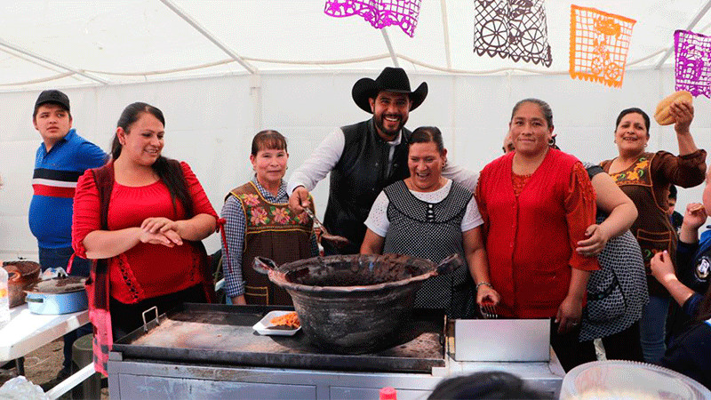 Téllez Marín inaugura la Quinta Feria del Mole, en la Tenencia de Agostitlán