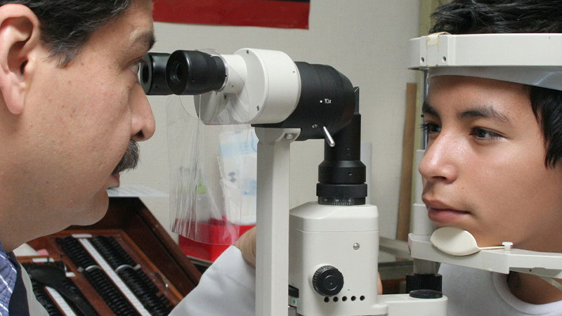 Uso excesivo de celulares y tabletas aumenta riesgo de miopía en menores: SSM