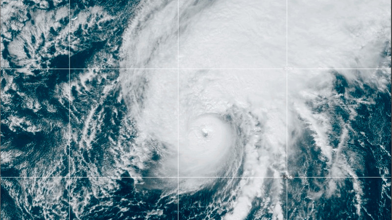Huracán Tammy se fortalece a categoría 2 en el Atlántico  