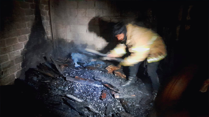 Bomberos de Zitácuaro, Michoacán combaten incendio en una vivienda 