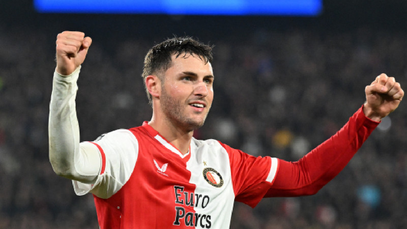 El mexicano Santiago Giménez debuta en Champions League con doblete; es el primero en hacerlo 