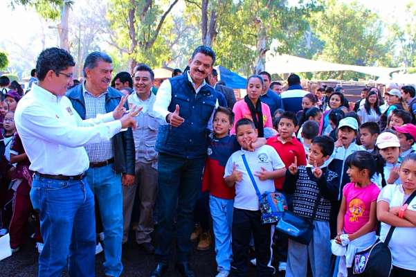 Niños y estudiantes universitarios se sumaron a la campaña Reforesta Zoo - Foto 0 