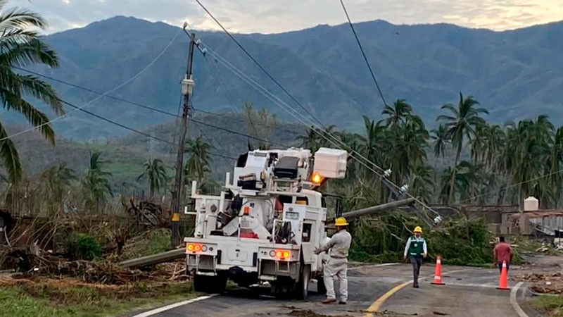 CFE incrementa esfuerzos, personal y equipo para restablecer servicio eléctrico en Guerrero 