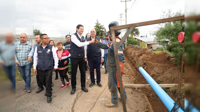 Alfonso Martínez supervisa construcción de red de agua potable en San Nicolás Obispo