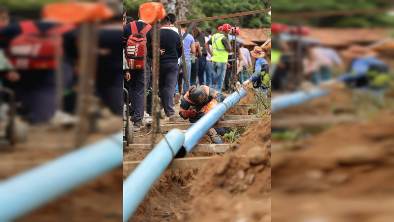 Alfonso Martínez supervisa construcción de red de agua potable en San Nicolás Obispo