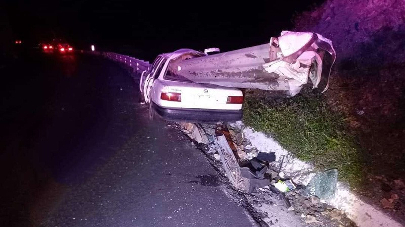 Se impacta con su auto contra la barrera de contención en la Siglo XXI ...