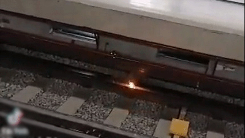 Objeto metálico provoca llamas en vías de la estación Moctezuma de la Línea 1 