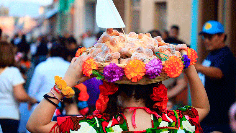 Más de 10 mil piezas se repartieron en la tradicional degustación de pan de muerto en Uruapan