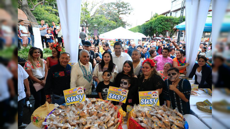 Más de 10 mil piezas se repartieron en la tradicional degustación de pan de muerto en Uruapan