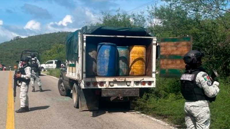 Aseguran camioneta utilizada para transportar huachicol en Jalisco 