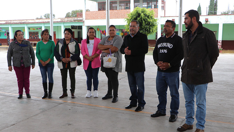 Edil de Ciudad Hidalgo, entrega 10 juegos de baños y 2 tinacos para concluir el módulo de baños de la Primaria, José Ma. Morelos de San Pedro. 