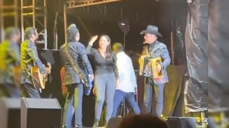 Gobernadora de Colima, acusada de vínculos con el crimen, canta “El jefe de jefes” con Los Tigres del Norte 