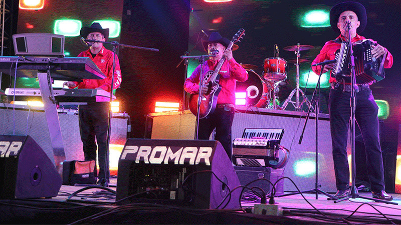 Ciudahidalguenses disfrutan grupos musicales en el marco de la Feria de Todos los Santos 