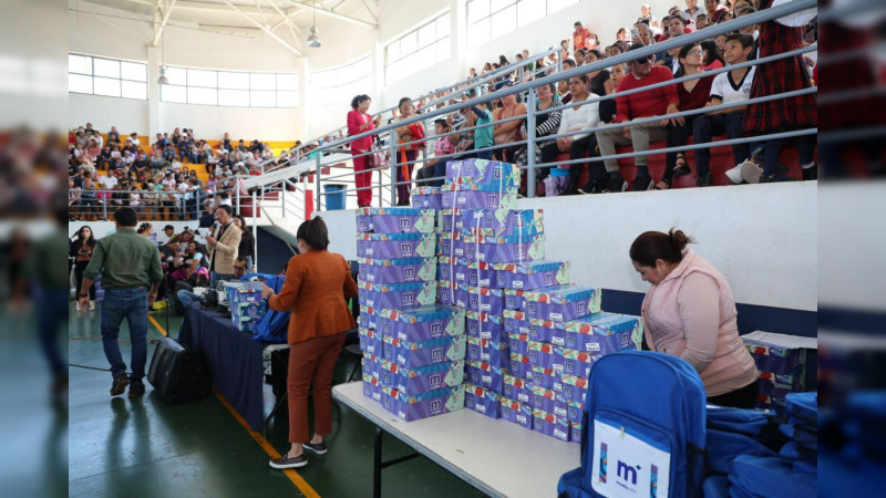 Alfonso Martínez entrega útiles, mochilas y tenis escolares a 2 mil niñas y niños de Morelia