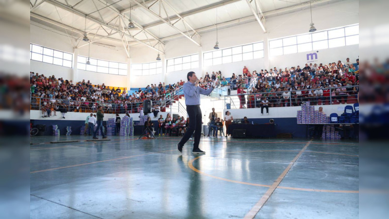 Alfonso Martínez entrega útiles, mochilas y tenis escolares a 2 mil niñas y niños de Morelia