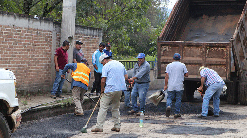 Edil de Hidalgo supervisó trabajos de bacheo en la Calle Vásquez Pallares de la Tenencia de San Pedro Jácuaro