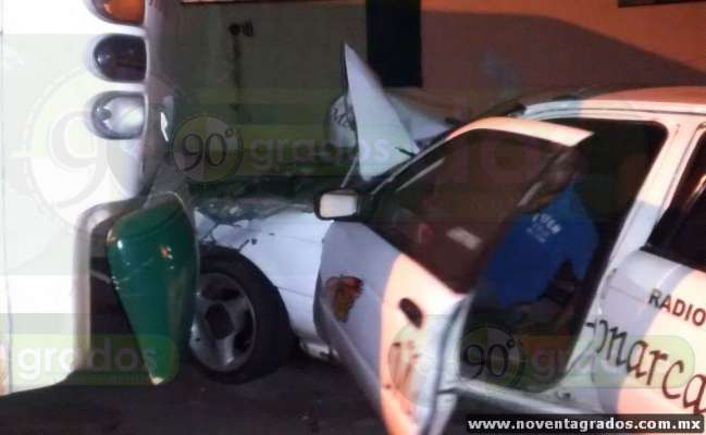 Taxista queda prensado tras choque en Uruapan, Michoacán - Foto 0 