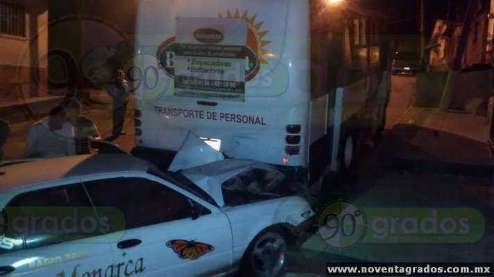 Taxista queda prensado tras choque en Uruapan, Michoacán - Foto 1 