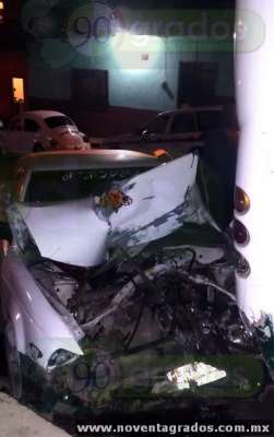 Taxista queda prensado tras choque en Uruapan, Michoacán - Foto 2 