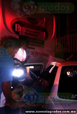 Taxista queda prensado tras choque en Uruapan, Michoacán - Foto 3 