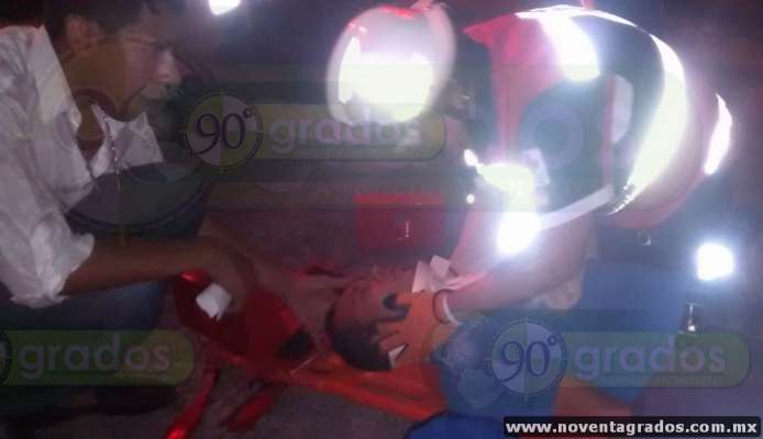 Taxista queda prensado tras choque en Uruapan, Michoacán - Foto 4 