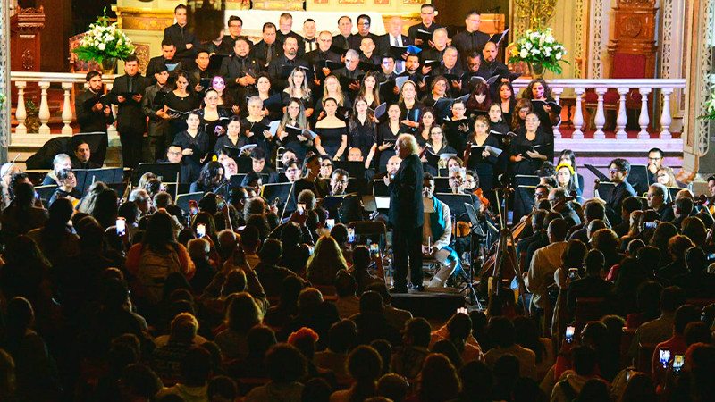 Diemecke da magistral concierto de Noche de Muertos en la Catedral de Morelia