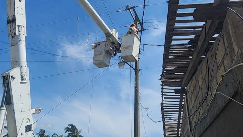 Suministro eléctrico casi al 100% en Acapulco tras afectaciones por Otis: AMLO 