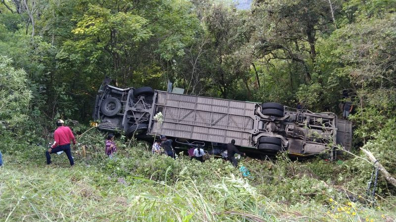 Volcadura de autobús deja un muerto y 32 heridos en Oaxaca 