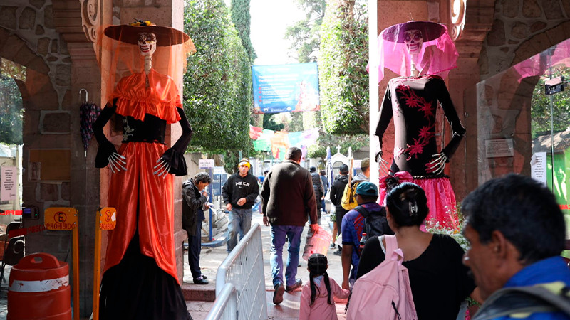 Visitantes elogian organización en Panteón Municipal por Día de Muertos
