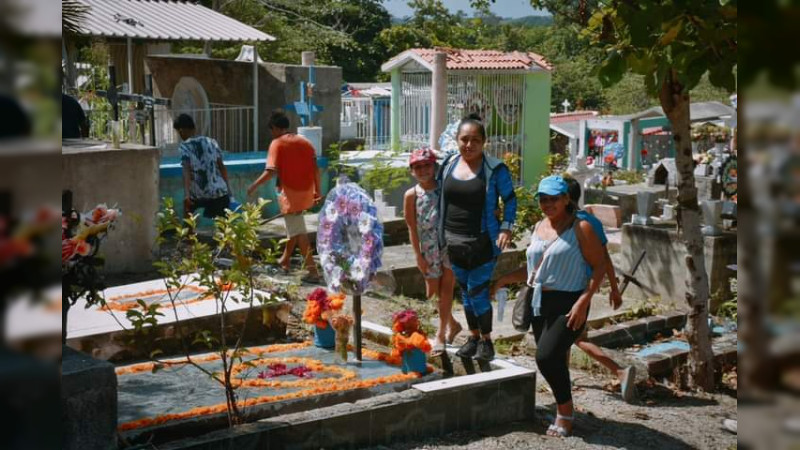 Panteones de Lázaro Cárdenas, Michoacán reciben visitantes por Día de Muertos 