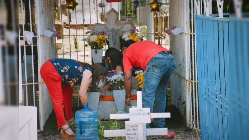 Panteones de Lázaro Cárdenas, Michoacán reciben visitantes por Día de Muertos 