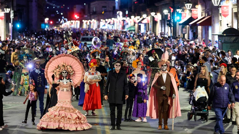 Desfile de Catrinas y Catrines reúne a decenas de miles de personas en el corazón de Morelia