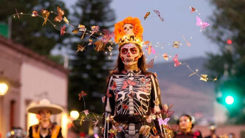 Desfile de Catrinas y Catrines reúne a decenas de miles de personas en el corazón de Morelia