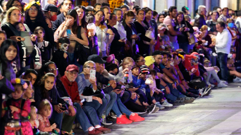 Desfile de Catrinas y Catrines reúne a decenas de miles de personas en el corazón de Morelia